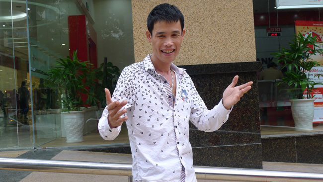 Anh từng theo học Trường Sân khấu Điện ảnh Hà Nội, đầu quân cho Nhà hát Tuổi trẻ, từng được trao giải trong Gala cười của 2 năm (2004, 2005) và được nhiều khán giả yêu mến bởi cái tài gây cười rất duyên.